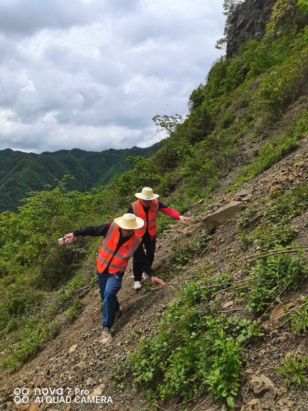 《在陡坡上行進(jìn)》。5月7日，奉節(jié)縣竹園鎮(zhèn)九龍村3社楓香坪發(fā)生一起約50立方米的崩塌災(zāi)情。5月11日，南江地質(zhì)隊(duì)駐守地質(zhì)工程師李思、夏剛再次赴崩塌發(fā)生的陡崖進(jìn)行調(diào)查。汪杰攝