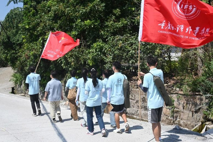 圖為實(shí)踐團(tuán)成員于探訪老黨員途中。林舒淇攝