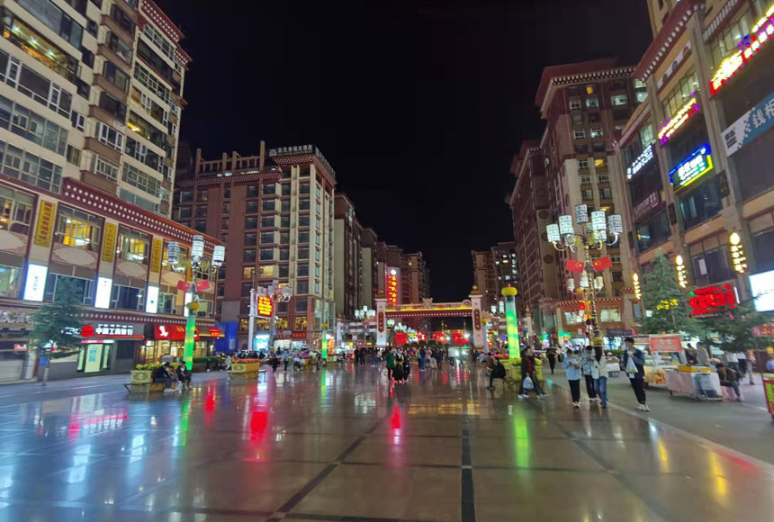 熱鬧繁華的昌都夜景。姜峰攝