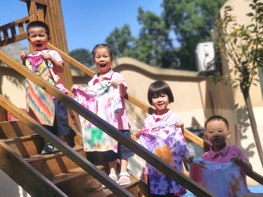 實(shí)驗(yàn)幼兒園東城園區(qū)孩子們與溫婉唯美的扎染工藝邂逅，激發(fā)孩子們對非遺文化的興趣。