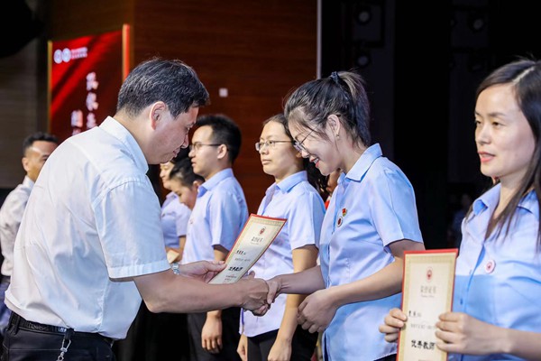 重慶八中黨委書(shū)記卿知人，重慶八中黨委副書(shū)記、校長(zhǎng)周迎春為優(yōu)秀教師頒獎(jiǎng)。黃炎培中學(xué)供圖