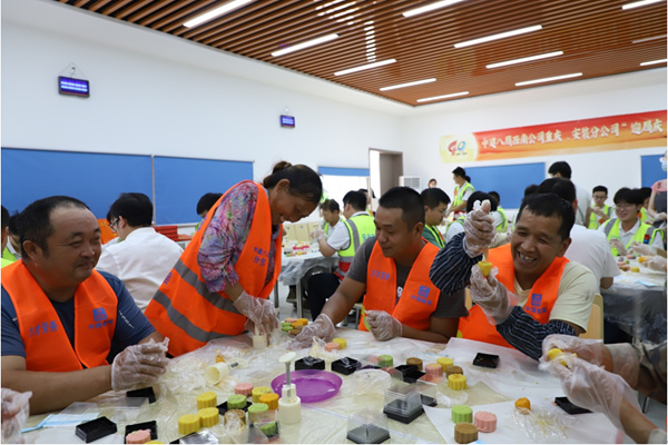 工人們一起做月餅。中建八局供圖