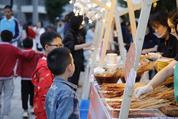 美食集市吸引小孩們品嘗。重慶市愛心莊園供圖