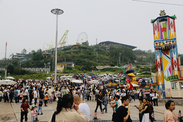 9月30日，美心紅酒小鎮(zhèn)迎來人氣高峰。景區(qū)供圖