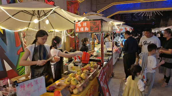 美心紅酒小鎮(zhèn)夜市商品琳瑯滿目。景區(qū)供圖