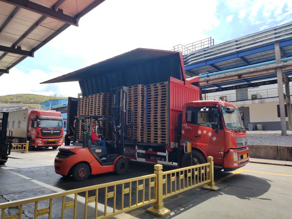 重型廂式展翼車(chē)集約化運(yùn)輸。川維化工公司供圖