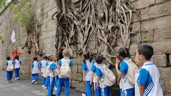 渝中區(qū)桂花園幼兒園開展“行走的思政課”（資料圖）。渝中區(qū)教委供圖