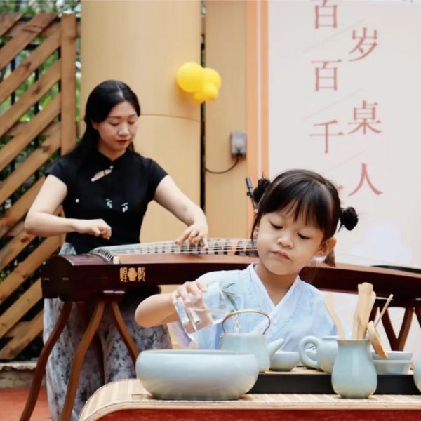 幼兒園小朋友茶藝表演《古道茶韻》。新絲路幼兒園供圖