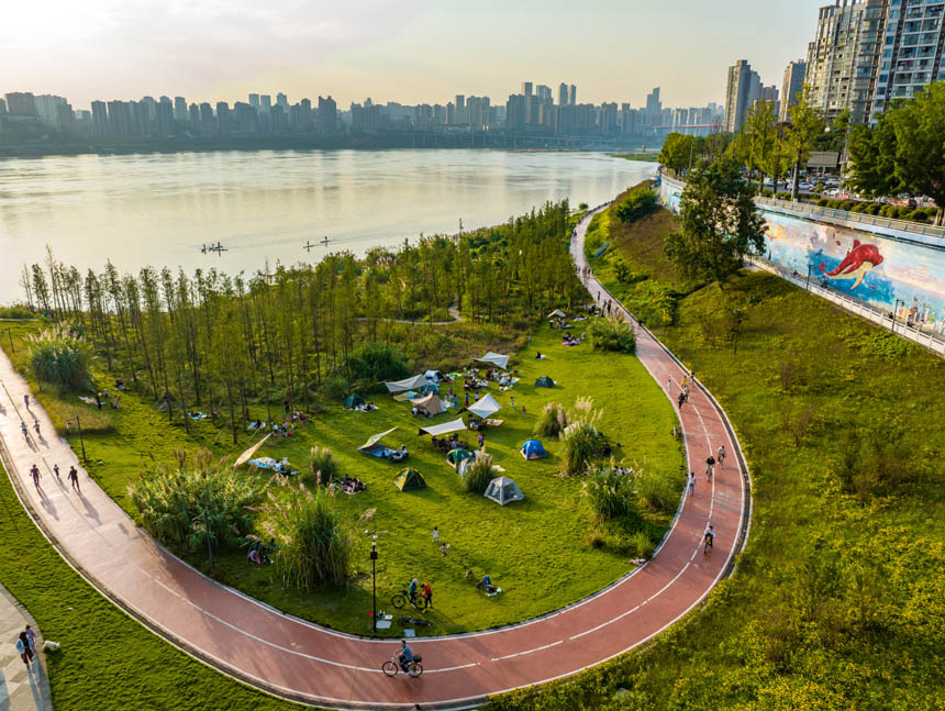 南岸區(qū)大魚海棠公園，市民在此露營(yíng)享受周末陽光。郭旭攝