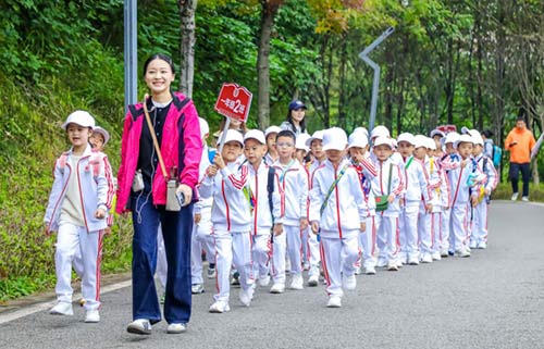 徒步挑戰(zhàn)賽現(xiàn)場。巴蜀藍(lán)湖郡小學(xué)供圖