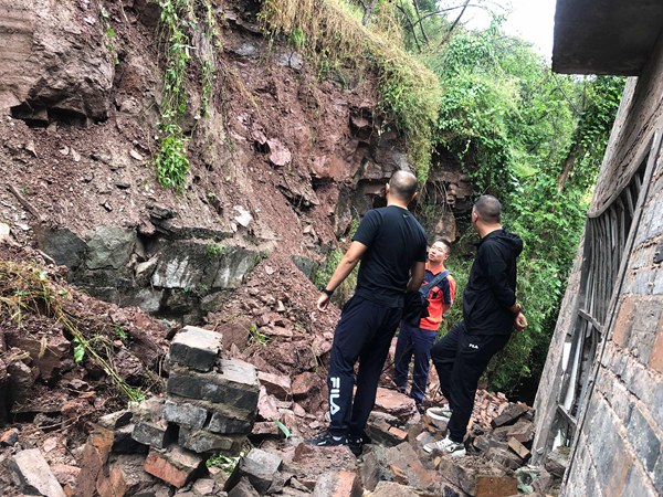 《雨中巡查不停歇》。9月21日，石柱縣南賓街道紅井社區(qū)水佛組一居民自建房后山體發(fā)生墜石，導(dǎo)致房屋部分受損。駐守地質(zhì)工程師、縣規(guī)劃自然資源局和南賓街道工作人員第一時間趕往現(xiàn)場進(jìn)行查看，研判災(zāi)害發(fā)展趨勢，對受災(zāi)群眾進(jìn)行轉(zhuǎn)移安置。何躍攝