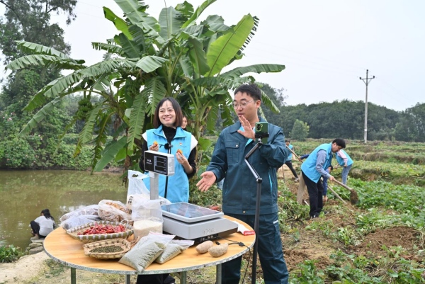 助農直播。江津區(qū)社保中心供圖