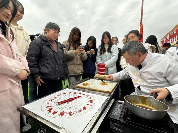 潼南糖畫的展示現(xiàn)場(chǎng)。潼南區(qū)委宣傳部供圖