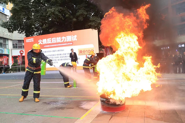 消防技能晾曬比拼活動現(xiàn)場。大坪街道供圖