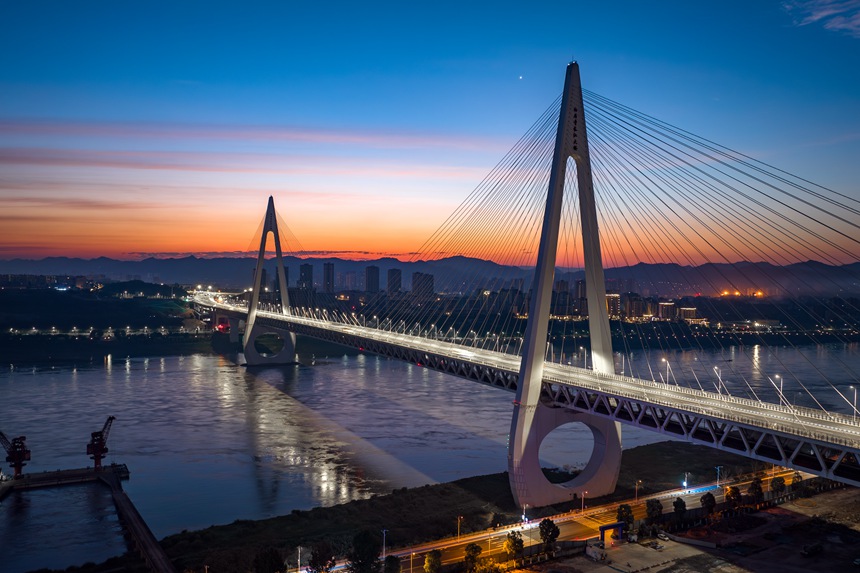 夜色中的白居寺長江大橋。張坤琨攝