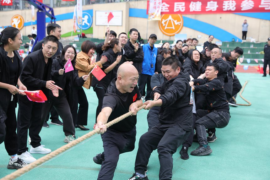 公租房居民在全民健身運動會上享受運動快樂。重慶市公租房管理局供圖