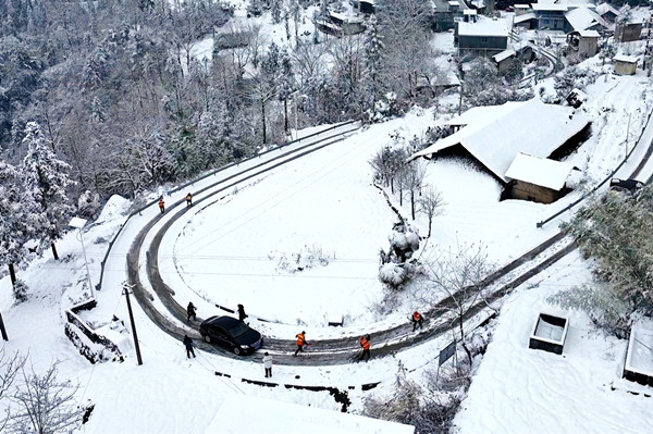 黔江高海拔地區(qū)道路出現(xiàn)積雪、結(jié)冰現(xiàn)象。黔江區(qū)委宣傳部供圖