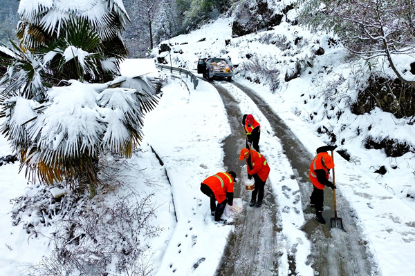 道路養(yǎng)護(hù)工人迎寒而上，全力融雪除冰。黔江區(qū)委宣傳部供圖