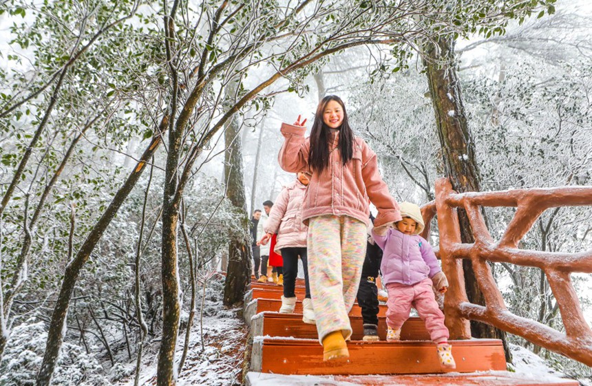 一月二十二日，墊江縣寶鼎山市級(jí)森林公園，大雪后的公園宛如童話世界，吸引各地游客前來(lái)觀景游玩。通訊員 龔長(zhǎng)浩 攝\視覺(jué)重慶