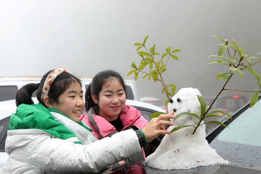 1月22日，永川區(qū)茶山竹海景區(qū)，游客在堆雪人。特約攝影 陳仕川/視覺(jué)重慶