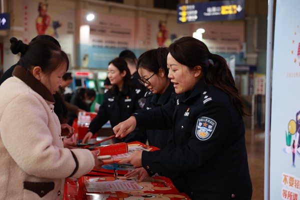 現(xiàn)場為市民答疑。江北區(qū)公安分局經(jīng)偵支隊(duì)供圖