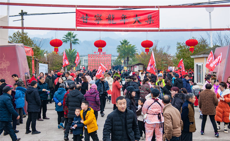 萬州甘寧鎮(zhèn)“周周樂”新春趕集活動(dòng)現(xiàn)場。侯本艷攝