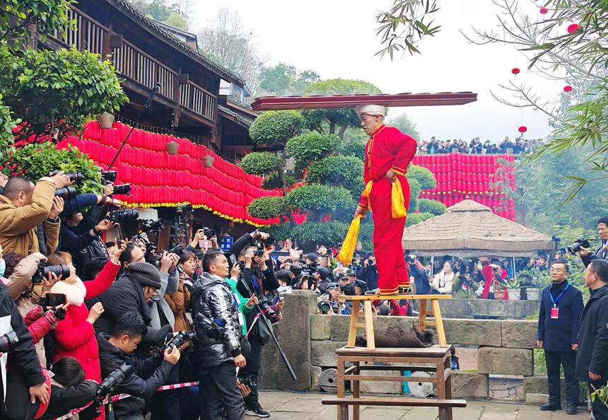 絕活表演“打盆上菜”。蘇展攝