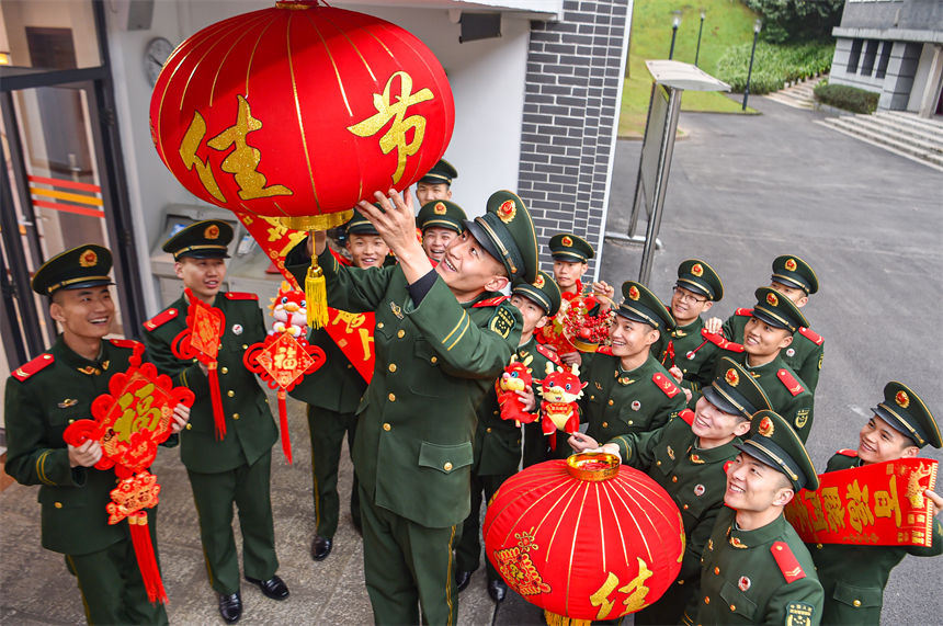 龍年新春之際，官兵們扮靚軍營(yíng)，讓軍營(yíng)里的年味越來(lái)越濃。曹洋攝