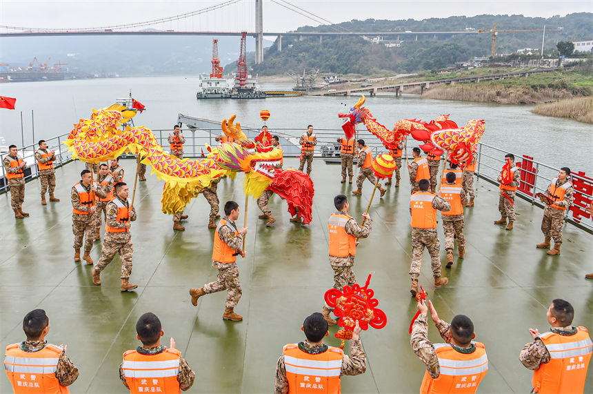 官兵在甲板上開展舞龍、舞獅等豐富多彩的文化活動，喜迎新春佳節(jié)。曹洋攝