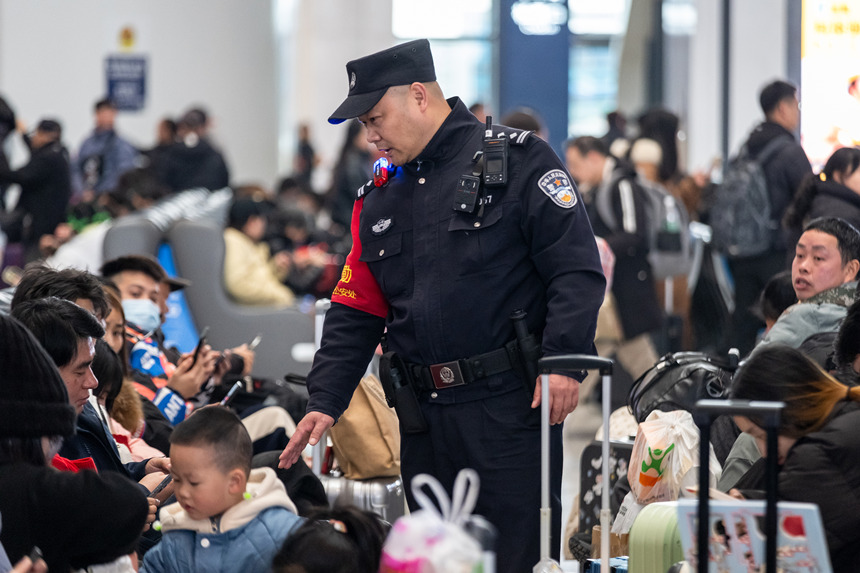 									“鷹眼警長(zhǎng)”的春運(yùn)“診單”					春節(jié)，是歡樂祥和的節(jié)日，也是闔家團(tuán)圓的日子。游子歸家、走親訪友、外出旅行……每年這個(gè)時(shí)候，重慶西站里總會(huì)變得熙熙攘攘。為保障旅客平安出行，重慶西車站派出所民警牟浩每天上崗的第一件事就是做好一天工作的情況收集，重要時(shí)段、重點(diǎn)列車、注意事項(xiàng)等，都整齊地記錄在牟浩的筆記本上。				