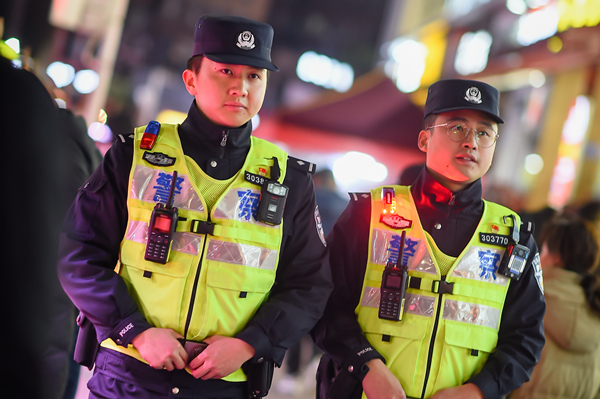 民警在街頭執(zhí)勤。南岸區(qū)公安分局供圖