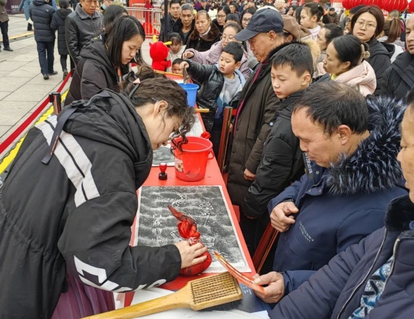 市民參與元宵節(jié)互動。涪陵區(qū)融媒體中心供圖