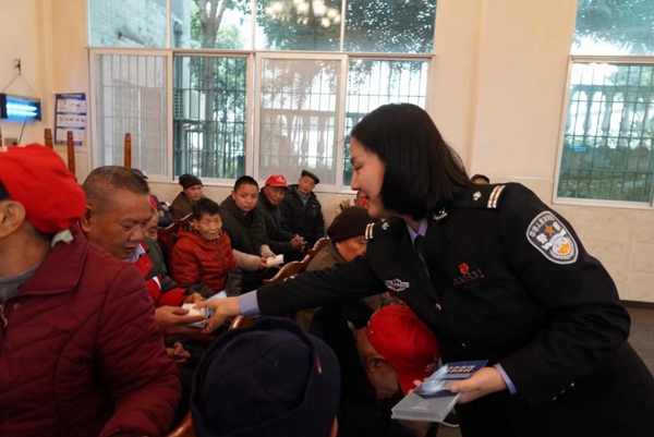 民警向老人們宣傳反詐知識(shí)。重慶市公安局刑偵總隊(duì)供圖