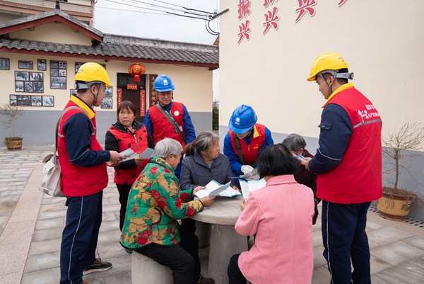 志愿者向村民宣講用電安全知識。國網(wǎng)重慶永川供電公司供圖