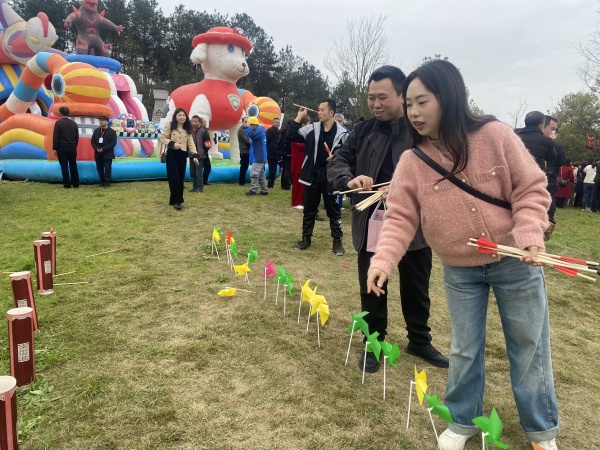 游客投壺感受春游樂趣。黃河攝