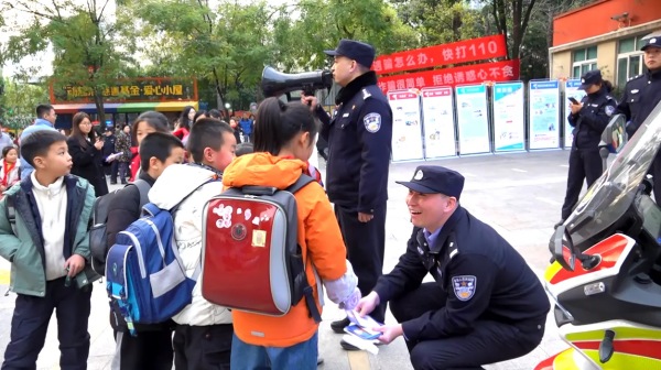 民警守好學(xué)生上學(xué)路。南岸區(qū)公安分局供圖