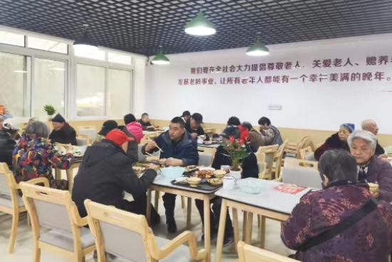 社區(qū)老年食堂開門迎客。大石壩街道供圖