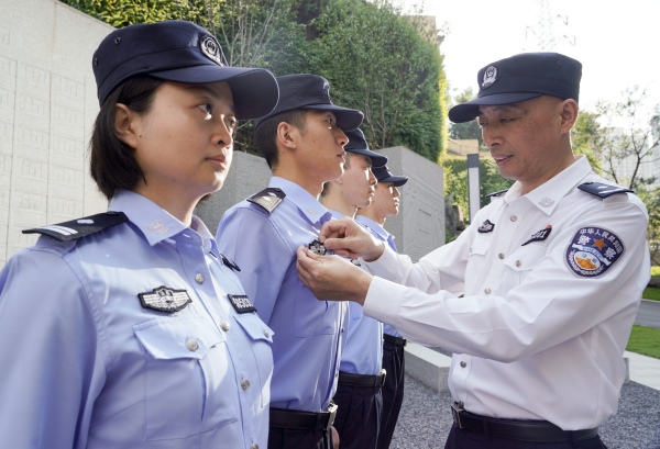 楊勇跟工作室的年輕人一起。重慶市高級(jí)人民法院供圖