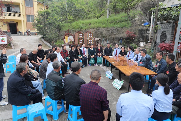 近日，在重慶市巴南區(qū)魚洞街道百勝村，稅務(wù)人員以院壩會形式向該村50余戶涉農(nóng)企業(yè)、農(nóng)業(yè)合作社宣講惠農(nóng)稅費政策及社保繳費流程。蒙賽攝