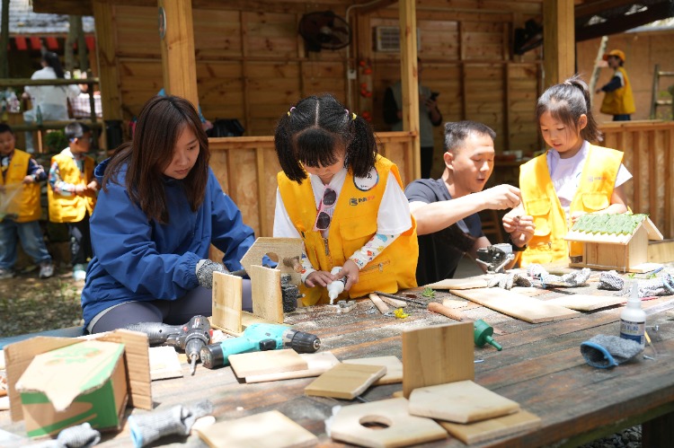 5月5日，北碚區(qū)天府鎮(zhèn)三間田藝術農場，參加研學活動的孩子們在制作手工。特約攝影 秦廷富