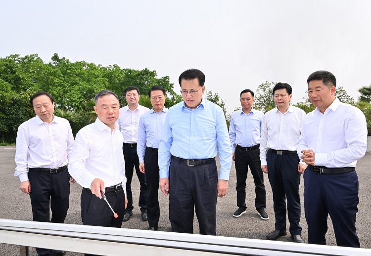 5月7日上午，在璧山機場佛耳巖觀測點，市委書記袁家軍了解機場區(qū)位、綜合交通和臨空經濟區(qū)規(guī)劃等。記者 蘇思 攝/視覺重慶