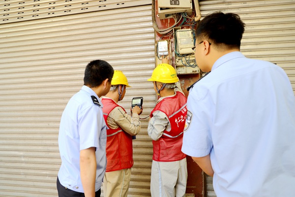 警企聯(lián)合在重慶市榮昌區(qū)河包鎮(zhèn)河包工業(yè)園區(qū)開(kāi)展反竊電行動(dòng)。國(guó)網(wǎng)重慶永川供電公司供圖