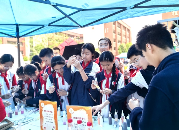 沙坪壩區(qū)陽光家園小學校活動展示一角。主辦方供圖