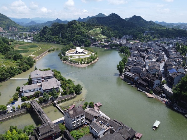 邊城秀山，風(fēng)景美如畫。劉祎攝