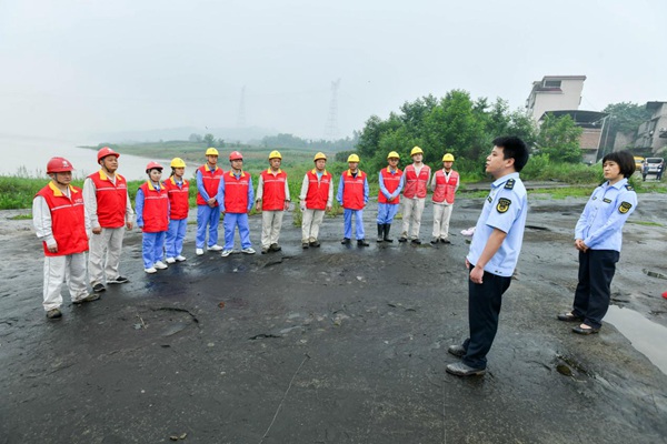 農(nóng)業(yè)綜合行政執(zhí)法和生態(tài)環(huán)境局志愿者在宣講漁業(yè)保護(hù)和生態(tài)環(huán)保知識(shí)。王化全攝