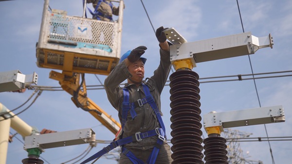 變電站刀閘新裝。國網(wǎng)重慶永川供電公司供圖