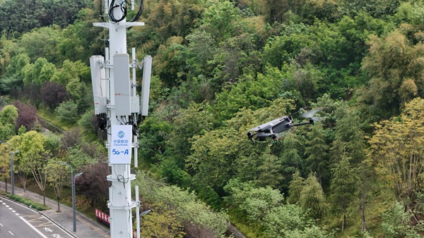 重慶移動(dòng)在園博園周邊開展5G-A通感一體基站面向無人機(jī)探測測試。重慶移動(dòng)供圖