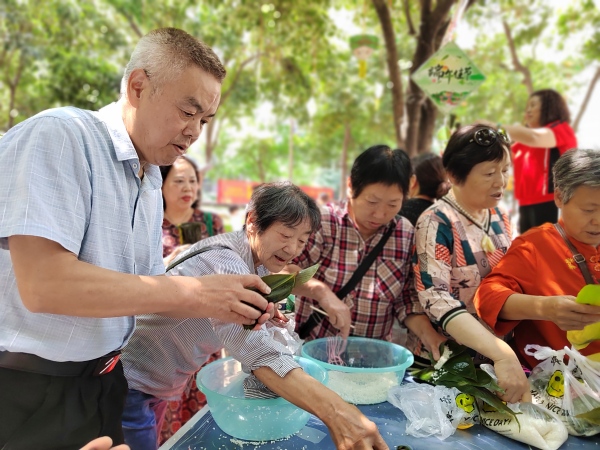 居民一起包包粽子。龍山街道供圖