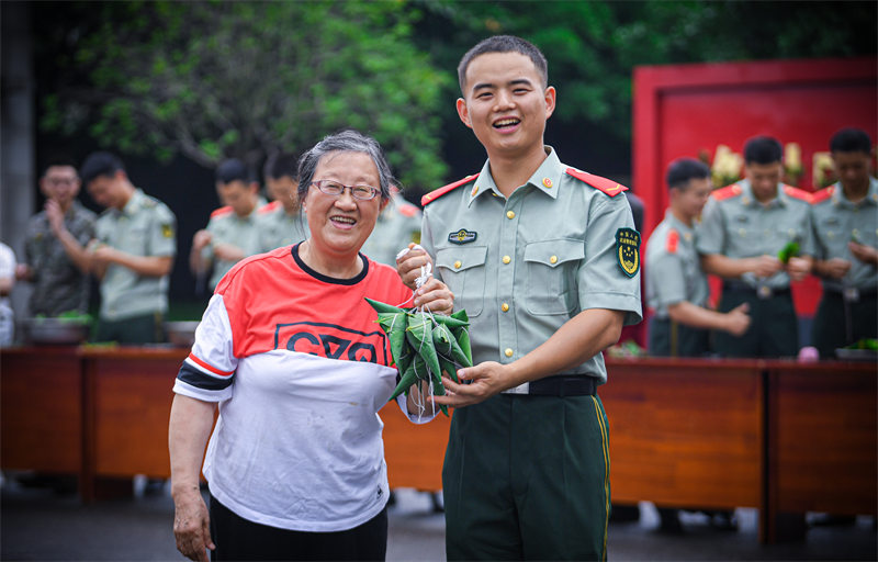 “兵媽媽”陳莉萍和戰(zhàn)士們展示“勞動(dòng)成果”。翁錫鵬攝