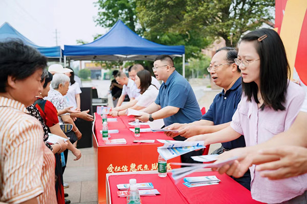 為群眾發(fā)放宣傳折頁，普及金融知識。重慶農商行供圖